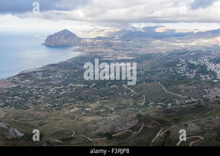 Blick von Erice auf Sizilien in Richtung Riserva Naturale Orientata Monte Cofano Stockfoto