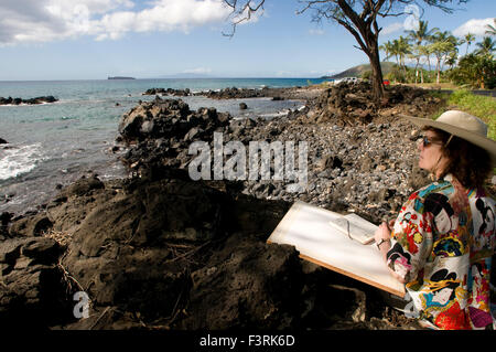 Malerin mit Leinwand in Perouse Bay. Maui. Hawaii. Haleakala der letzten Anzeige sehen Sie auf Mau'is südöstlichen Küste bei La Pe Stockfoto