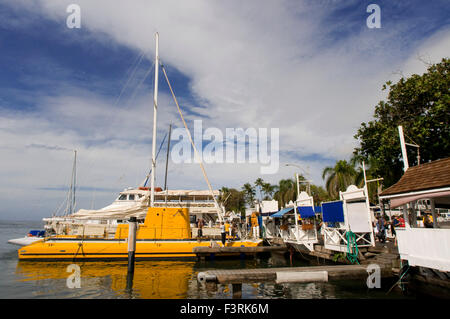 Boote und gelben u-Boot im Hafen von Lahaina. Maui. Hawaii. Lahaina Harbor befindet sich mitten im Herzen von Lahaina, im Stockfoto