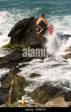 Ho'okipa Strand. Maui. Hawaii. Surfer ins Wasser springen. Ho'okipa Beach Park, die ursprüngliche Heimat des modernen Surfens auf M Stockfoto