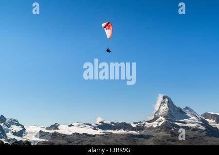 Gleitschirm über dem Matterhorn, Schweiz Stockfoto