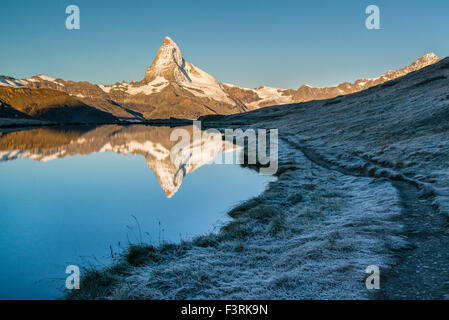 Spiegelbild des Matterhorns im Stellisee mit Raureif, Schweiz Stockfoto