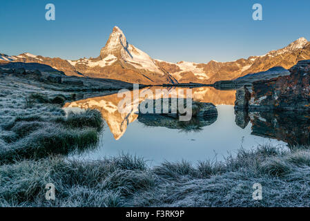 Spiegelbild des Matterhorns im Stellisee mit Raureif, Schweiz Stockfoto