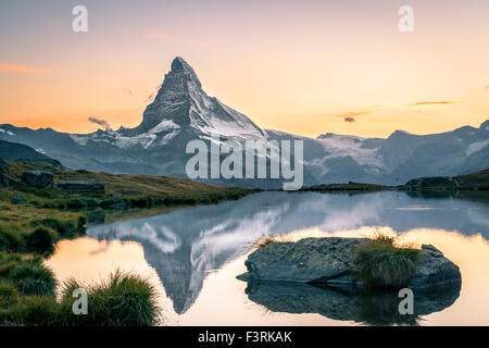 Das Matterhorn spiegelt sich in Stellisee bei Sonnenuntergang