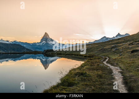 Das Matterhorn spiegelt sich in Stellisee bei Sonnenuntergang