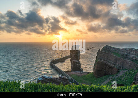 Felsformation "Lange Anna" bei Sonnenuntergang, Helgoland, Schleswig-Holstein, Deutschland Stockfoto