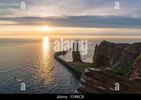 Felsformation "Lange Anna" bei Sonnenuntergang, Helgoland, Schleswig-Holstein, Deutschland Stockfoto