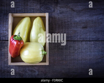 10. Oktober 2015 - Paprika in Holzkiste © Igor Goiovniov/ZUMA Draht/Alamy Live News Stockfoto