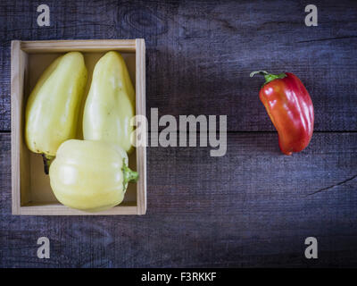 10. Oktober 2015 - Paprika in Holzkiste © Igor Goiovniov/ZUMA Draht/Alamy Live News Stockfoto