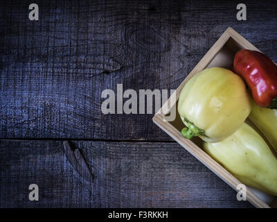 10. Oktober 2015 - Paprika in Holzkiste © Igor Goiovniov/ZUMA Draht/Alamy Live News Stockfoto