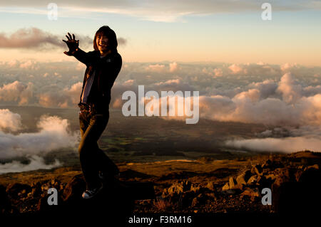 Haleakala National Park. Ansichten aus der Sicht des Leleiwi. Maui. Hawaii. Asiatische Touristen genießen ihre Schatten auf die cl zu sehen Stockfoto