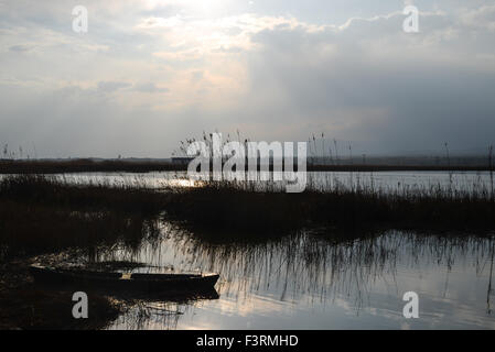 Traditionellen Fischerboot im Ebro-Delta-Nationalpark in der Dämmerung, in der Nähe von Amposta, Provinz Tarragona, Catalonia, Stockfoto