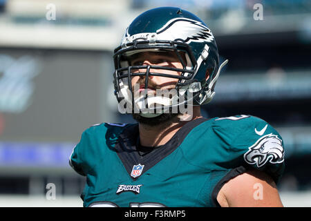 Philadelphia, Pennsylvania, USA. 11. Oktober 2015. Philadelphia Eagles Center Jason Kelce (62) blickt auf eine vor dem NFL-Spiel zwischen den New Orleans Saints und den Philadelphia Eagles am Lincoln Financial Field in Philadelphia, Pennsylvania. Die Philadelphia Eagles gewann 39-17.  © Cal Sport Media/Alamy Live News Bildnachweis: Cal Sport Media/Alamy Live-Nachrichten Stockfoto