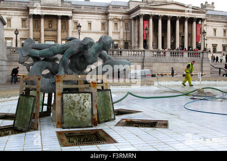 London, UK. 12. Oktober 2015. Trafalgar Square Brunnen sind eine durch Bereinigung zweimal im Jahr von Reinigungsunternehmen, wie Statuen mit Algen und Schmutz Kredit gegeben: Amer Ghazzal/Alamy Live-Nachrichten Stockfoto