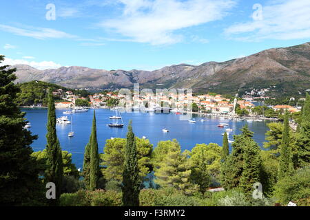 Hafen von Cavtat aus einer erhöhten Perspektive betrachtet gesäumt von Pinien am Hafen und Kleinstadt schön aussehen. Stockfoto