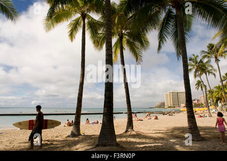 Surfer am berühmten Strand von Waikiki. Kalakaua Avenue. O' ahu. Hawaii. Das Hotel liegt am südlichen Ufer von Honolulu, die weltberühmte nei Stockfoto