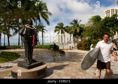 Surfer am berühmten Strand von Waikiki. USA, Hawaii, Oahu Island, Waikiki Strand, Statue von Prince Kuhio. Kalakaua Avenue. Stockfoto