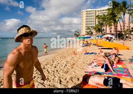 Sonnenbaden am Strand von Waikiki Strand. O' ahu. Hawaii. Waikiki ist berühmt für seine Strände und jedes Zimmer ist nur zwei oder th Stockfoto