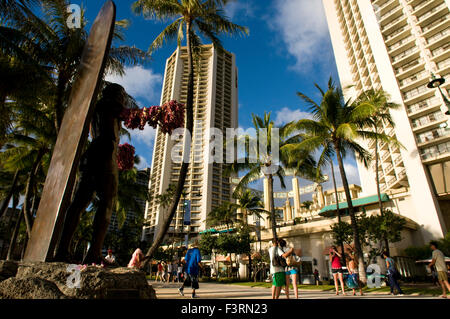 Statue von Duke Kahanamoku, der Vater der Brandung, die den echten Sport populär. Waikiki Beach. O' ahu. Hawaii. Waikiki Avenue. Duk Stockfoto