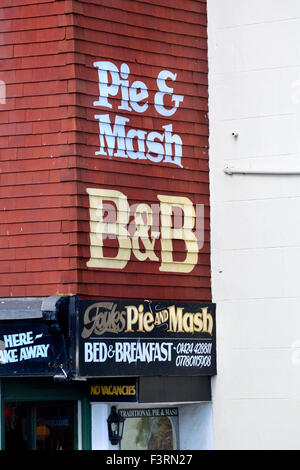 Hastings, East Sussex, England, UK. Pie and Mash shop / Bed &amp; Breakfast direkt am Meer Stockfoto