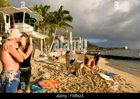 Liebenden küssen am Strand von Waikiki Strand. O' ahu. Hawaii. Waikiki ist berühmt für seine Strände und jedes Zimmer ist nur zwei o Stockfoto