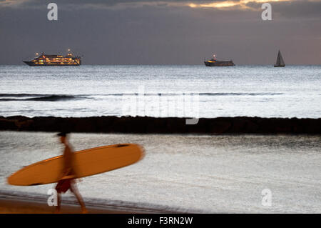 Surf und Kreuzfahrten, zwei der am meisten wiederholte Wörter an den Stränden von Waikiki Beach. O' ahu. Hawaii. Surfer auf der berühmten Waikiki werden Stockfoto