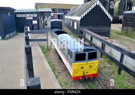 Hastings, East Sussex, England, UK. Hastings Miniatur Eisenbahn (HMR) 10,25' (260 mm) Spurweite Miniatur-Eisenbahn direkt am Meer. Stockfoto