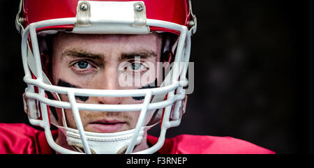 Zusammengesetztes Bild des Porträts von fokussierten american Footballspieler mit seinem Helm Stockfoto