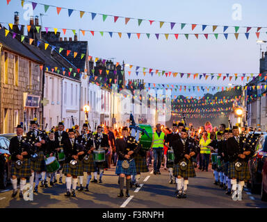 Torhaus der Flotte Gala 2015 Pipe Band führt der Fackelzug Stockfoto