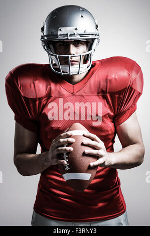 Zusammengesetztes Bild Porträt zuversichtlich, US-amerikanischer american-Football-Spieler mit ball Stockfoto