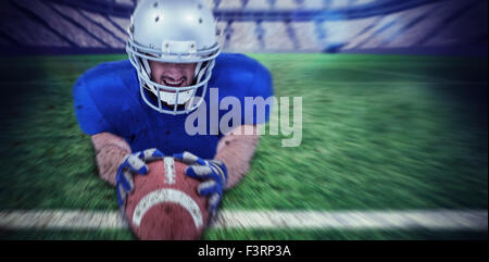 Zusammengesetztes Bild des american Footballspieler in Richtung Ball zu erreichen Stockfoto