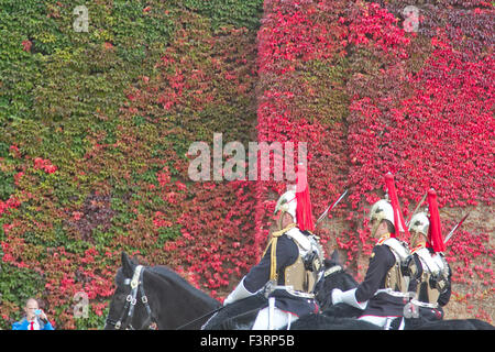 London, UK. 12. Oktober 2015. Mitglieder der Household Cavalry Fahrt vorbei an einer Wand des japanischen Ivy in Admiralty, die zu Beginn wechseln ihre Farben im Herbst Saison Credit: Amer Ghazzal/Alamy Live-Nachrichten Stockfoto