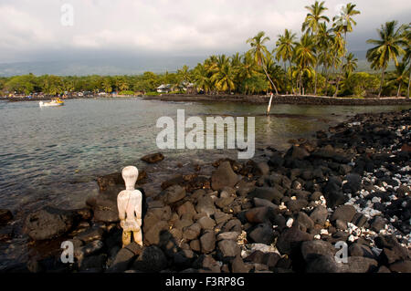 Pu'uhonua O Honaunau National Historic Park, Hale O Keawe rekonstruiert Tempel mit Holzschnitzereien, South Kona Coast, Big Island. Stockfoto