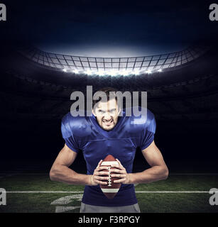 Zusammengesetztes Bild von aggressiven american Footballspieler mit ball Stockfoto