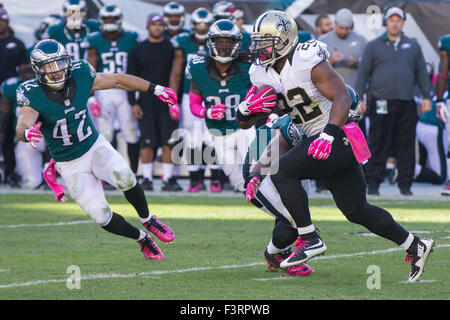 Philadelphia, Pennsylvania, USA. 11. Oktober 2015. New Orleans Saints Runningback Mark Ingram (22) läuft mit dem Ball während der NFL-Spiel zwischen den New Orleans Saints und den Philadelphia Eagles am Lincoln Financial Field in Philadelphia, Pennsylvania. Die Philadelphia Eagles gewann 39-17. Bildnachweis: Cal Sport Media/Alamy Live-Nachrichten Stockfoto