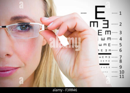 Zusammengesetztes Bild von Close Up der hübsche Blondine mit Lesebrille Stockfoto