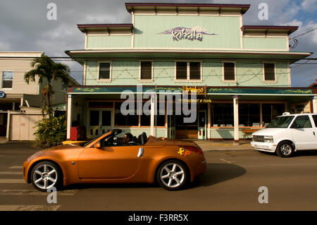 Kohala Bamboo Restaurant und Bar in Hawi. Nissan 370Z. Hawi ist die nördlichste Stadt. Holzhäuser in kräftigen Farben Trans lackiert Stockfoto