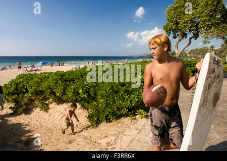 Hapuna Beach, einem der 100 besten Strände der Welt, wie von einigen von den Reiseführern auf Platz. Big Island. Hawaii. USA. Junge mit einem Stockfoto