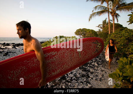 Surfer am Strand in Waikoloa. Big Island. USA. Surfer in der Koralle und Lava Flanke Anaeho'omalu Bay auf Hawaii. Waikoloa Beach Stockfoto