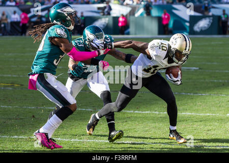 Philadelphia, Pennsylvania, USA. 11. Oktober 2015. New Orleans Saints Wide Receiver (10) in Aktion gegen die Philadelphia Eagles Cornerback kocht Brandin Nolan Carroll (23) und e.j. Biggers (38) während die NFL-Spiel zwischen den New Orleans Saints und den Philadelphia Eagles am Lincoln Financial Field in Philadelphia, Pennsylvania. Die Philadelphia Eagles gewann 39-17. Bildnachweis: Cal Sport Media/Alamy Live-Nachrichten Stockfoto