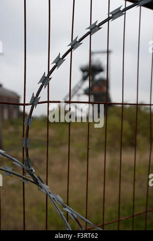 Penalta Zeche, South Wales Kohlenreviers, UK. 11. Oktober 2015. Die verwinkelte Haus steht unter Denkmalschutz und steht zum Verkauf. Das Ziel für das Gebäude zu entwickelt werden Wohnungen und sie werden übersehen, dass die alten gewundenen Gang, die auch als wichtige historische Denkmäler für die Bergleute in Südwales aufgeführt ist. Bildnachweis: roger tiley/Alamy Live-Nachrichten Stockfoto