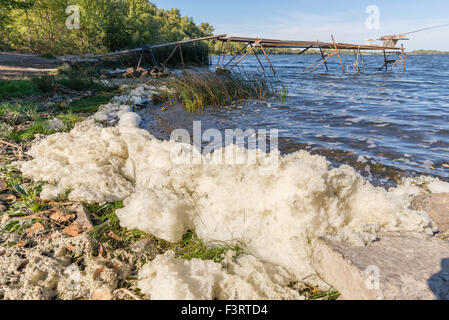 Weißer Schaum Verschmutzung im Fluss Dnepr in Kiew Stockfoto