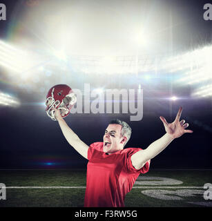 Zusammengesetztes Bild von einem Triumph eines american-Football-Spielers ohne seinen Helm Stockfoto