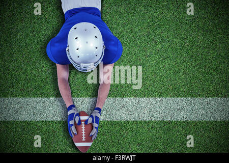 Zusammengesetztes Bild der hohen Winkel Ansicht des american Footballspieler in Richtung Ball zu erreichen Stockfoto