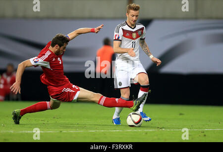 Leipzig, Deutschland. 11. Oktober 2015. Deutschlands Marco Reus wetteifert um den Ball mit Georgiens Solomon Kwirkwelia während der UEFA EURO 2016-Qualifikationsspiel zwischen Deutschland und Georgien bei Red Bull Arena in Leipzig, Deutschland, 11. Oktober 2015. Foto: Jens Wolf/Dpa/Alamy Live News Stockfoto