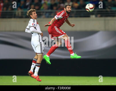 Leipzig, Deutschland. 11. Oktober 2015. Deutschlands Thomas Mueller wetteifert um den Ball mit Georgiens Ucha Lobjanidse während der UEFA EURO 2016-Qualifikationsspiel zwischen Deutschland und Georgien bei Red Bull Arena in Leipzig, Deutschland, 11. Oktober 2015. Foto: Jens Wolf/Dpa/Alamy Live News Stockfoto