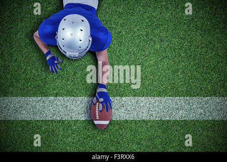 Zusammengesetztes Bild des american Footballspieler in Richtung Ball zu erreichen Stockfoto