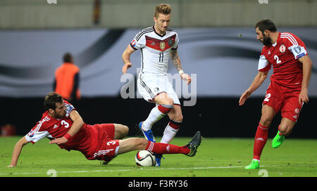 Leipzig, Deutschland. 11. Oktober 2015. Deutschlands Marco Reus wetteifert um den Ball mit Georgiens Solomon Kvirkvelia (L) während der UEFA EURO 2016-Qualifikationsspiel zwischen Deutschland und Georgien bei Red Bull Arena in Leipzig, Deutschland, 11. Oktober 2015. Foto: Jens Wolf/Dpa/Alamy Live News Stockfoto