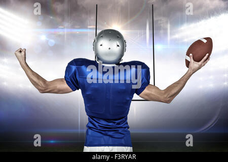 Zusammengesetztes Bild des american Footballspieler beugen Muskeln gedrückter Kugel Stockfoto