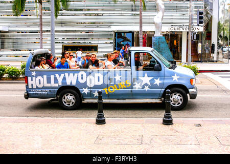 Hollywood Tours Fahrzeug begleitet Touristen auf einer geführten Tour von wo die reichen und berühmten Leben und Shoppen in Beverly Hills Kalifornien Stockfoto